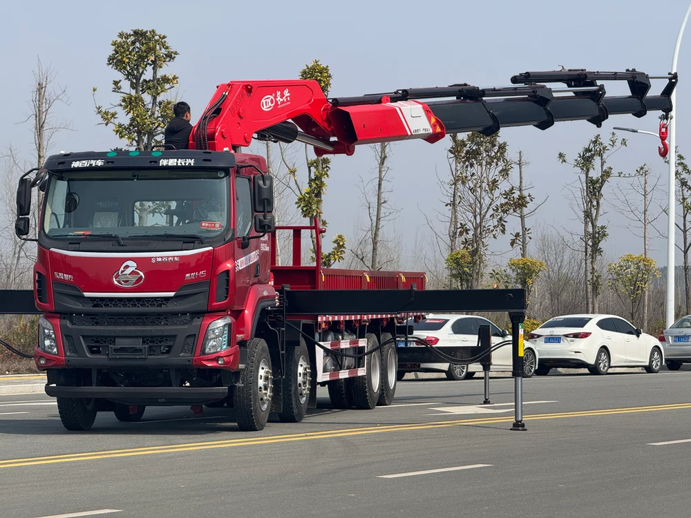 Dongfeng Liuzhou Motor 25 Ton Folding Boom Truck Crane (Changxing Crane)