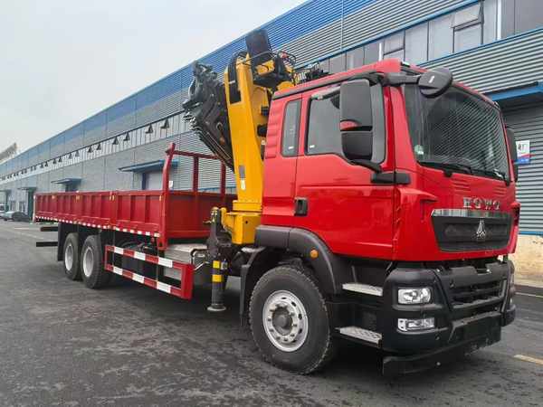 Sinotruk Howo TX 12T XCMG Folding Boom Lorry Crane