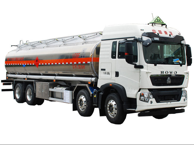 HOWO 8*4 30000L oil tank truck For Sale