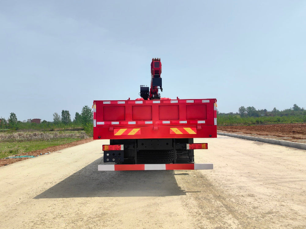 Продается кран-манипулятор DongFeng с телескопической стрелой и подъемной осью.