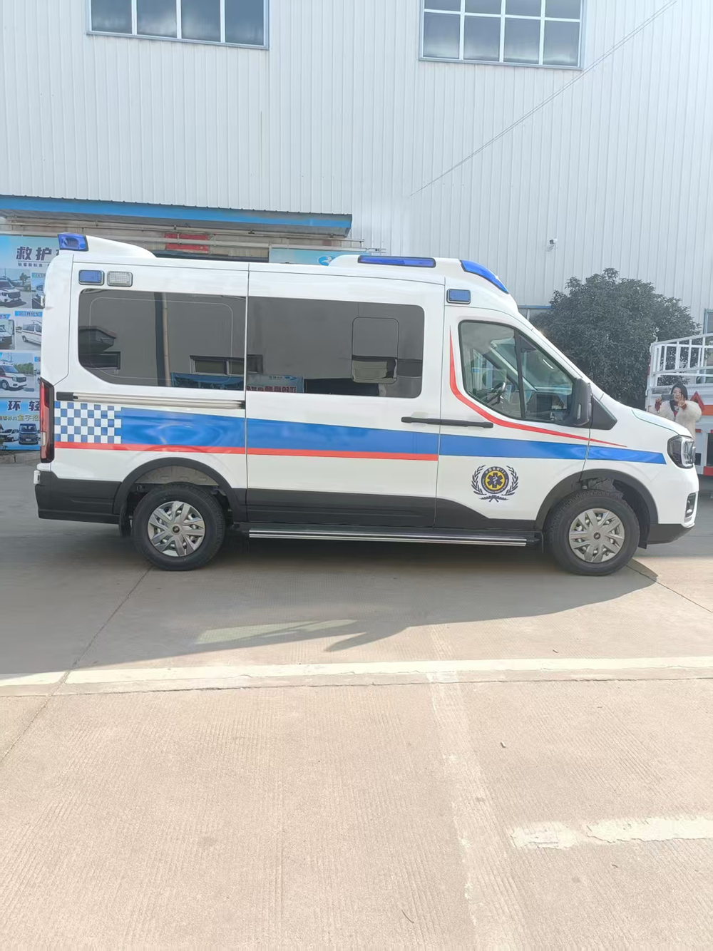 Ford V363 Mid-wheelbase Mid-roof Monitor Ambulance For Sale
