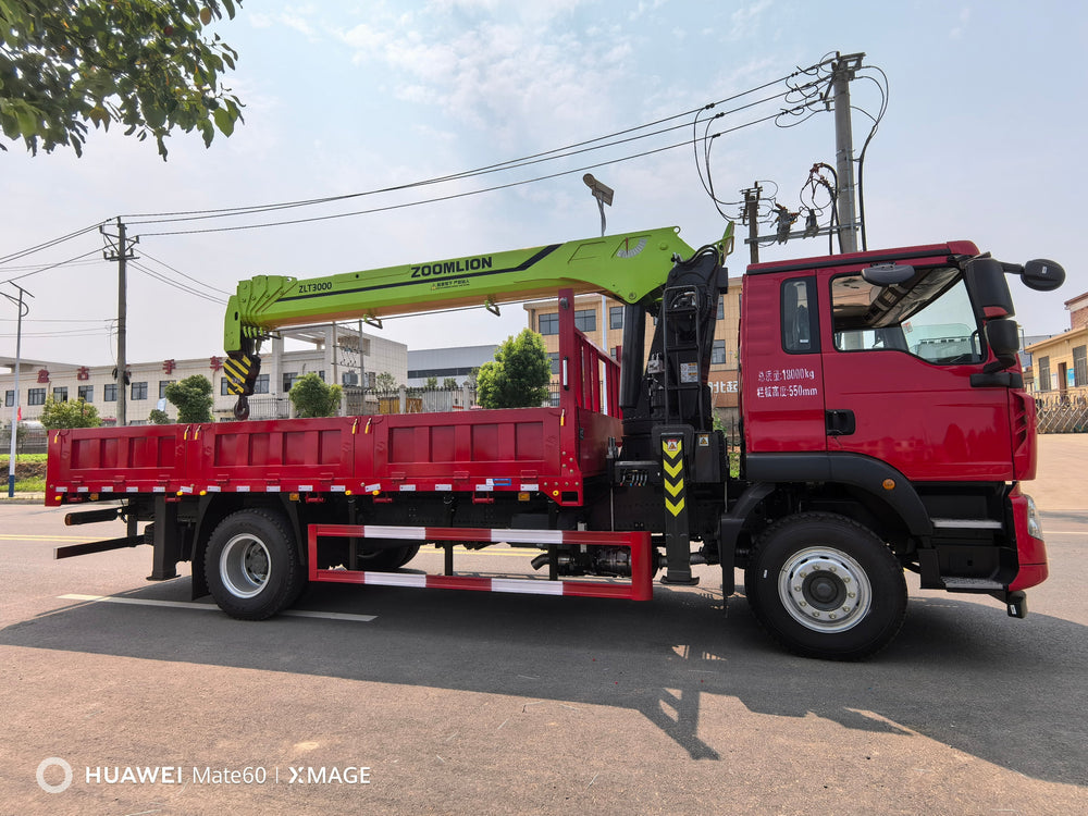 HOWO 4×2 ZOOMLION 8T Telescopic Boom Crane For Sale