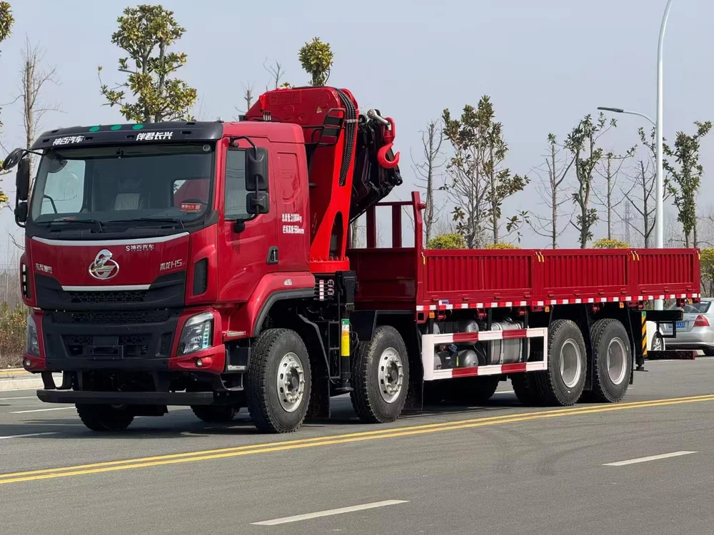 Liuzhou Motor changxing 8×4 25-ton 7-section folding boom truck crane Liuzhou Motor changxing 8×4 25-ton 7-section folding boom truck crane