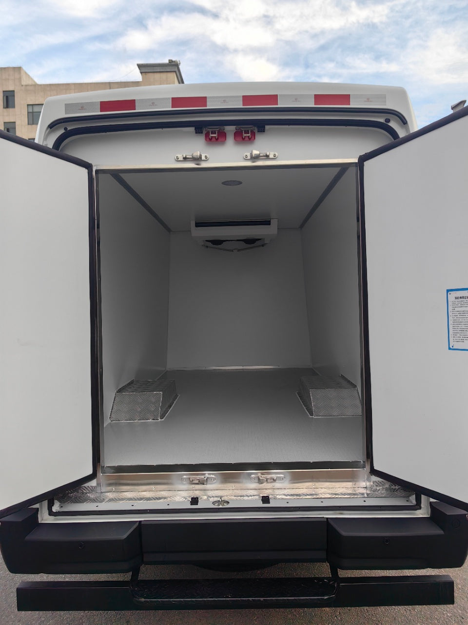 Latest IVECO Long-base High Top Refrigerated Truck For Sale