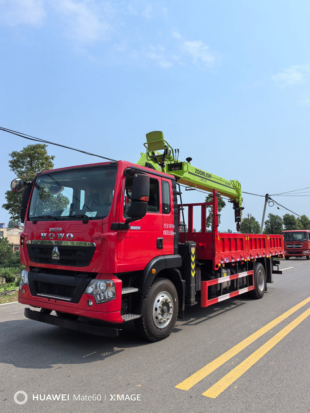 HOWO 4×2 ZOOMLION 8T Telescopic Boom Crane For Sale