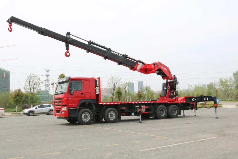 Sinotruk Howo Changxing 110-ton Folding Arm Truck-mounted Crane (Rear-mounted)