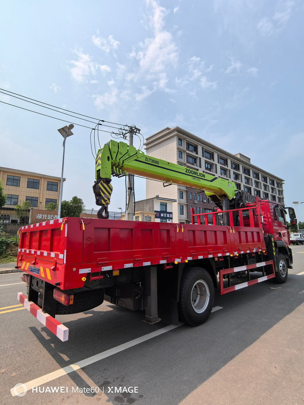 HOWO 4×2 ZOOMLION 8T Telescopic Boom Crane For Sale