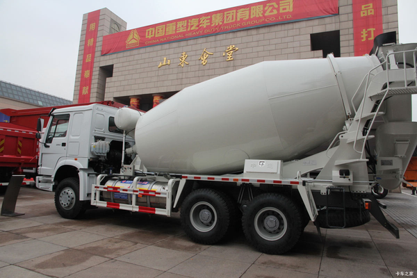 Sinotruk HOWO 380hp 6X4 LNG Concrete Mixer Truck