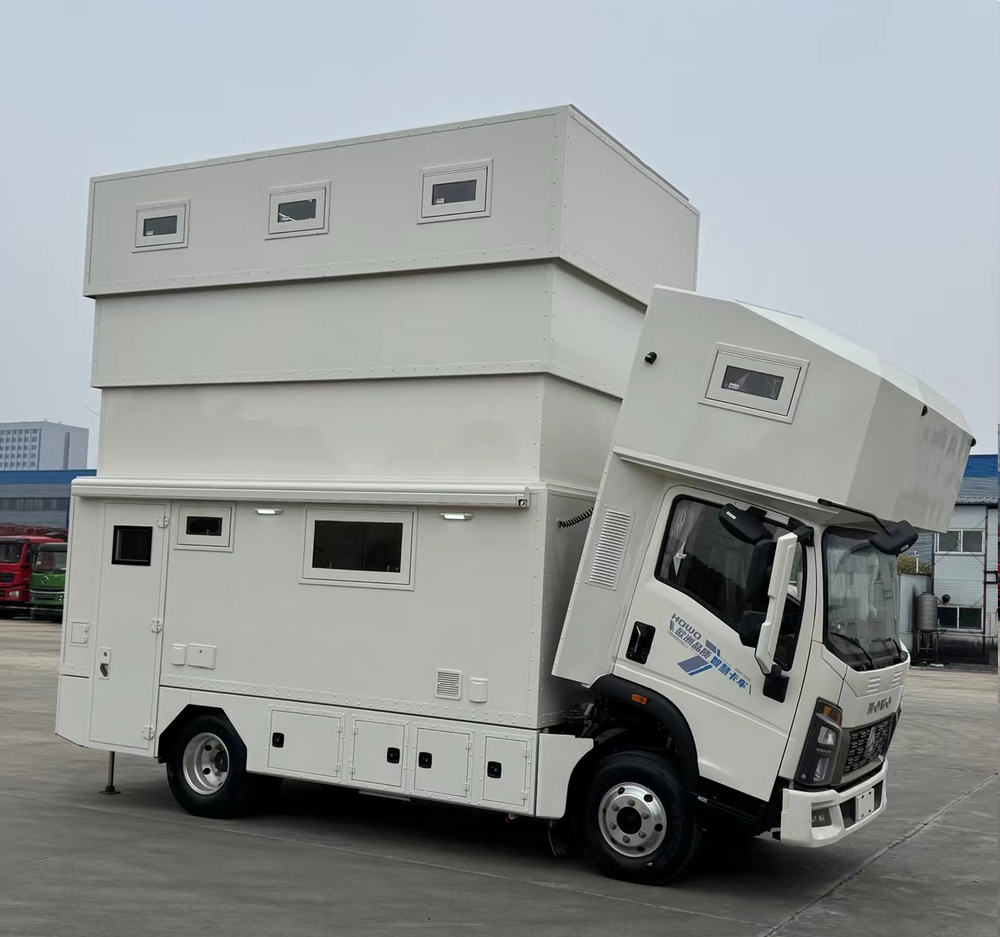 HOWO Commander Mid-Ring Pop-Up Roof recreational vehicle