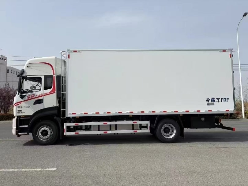 DongFeng 330HP 6.8m Refrigerated Truck For Sale