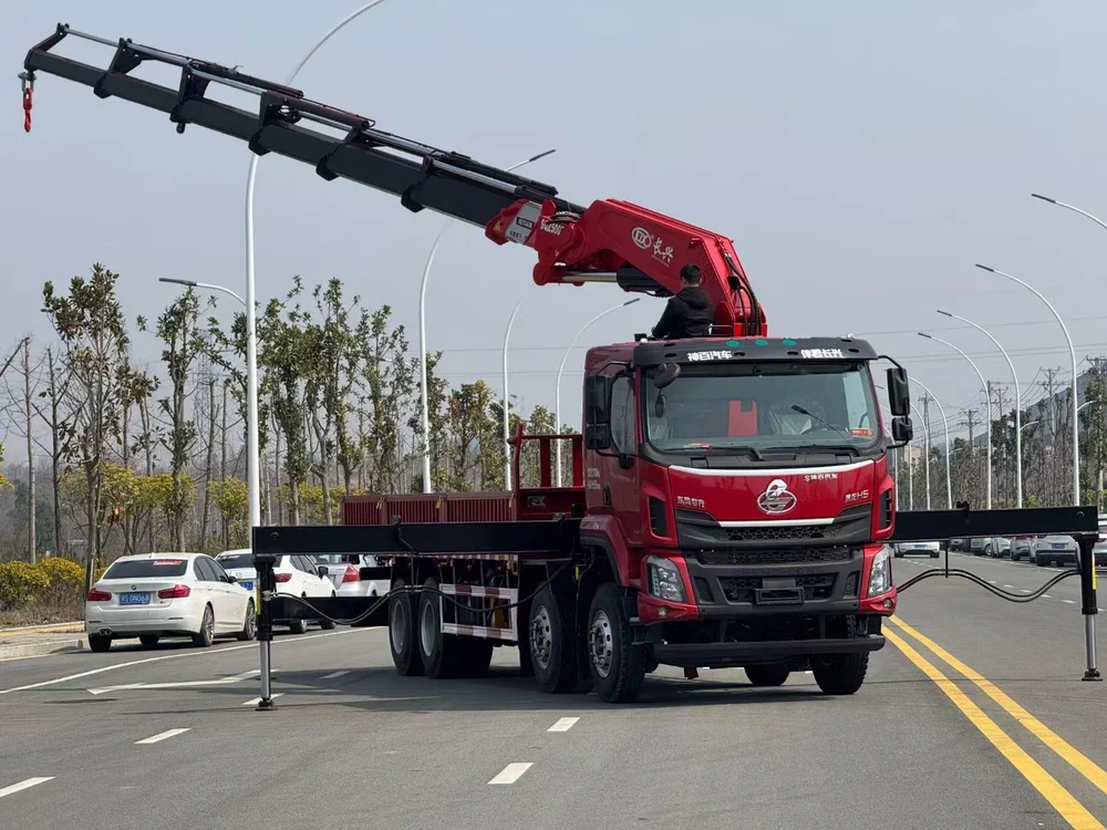 Liuzhou Motor changxing 8×4 25-ton 7-section folding boom truck crane Liuzhou Motor changxing 8×4 25-ton 7-section folding boom truck crane