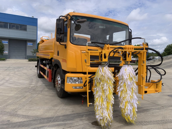 DongFeng 11m³ Guardrail Cleaning Truck For Sale